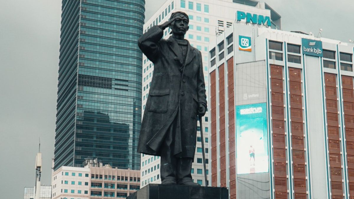 Installation Of The General Sudirman Statue Mask Canceled