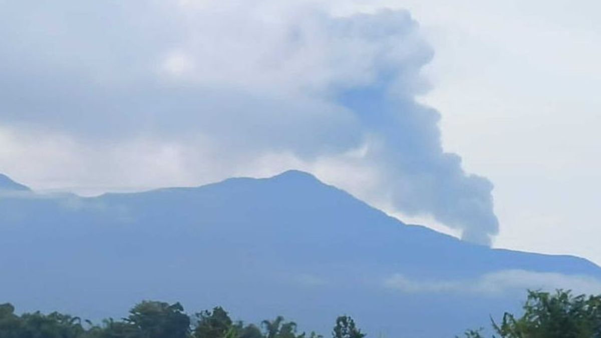 マラピ山がアブカパイ700メートルの高さで再び噴火