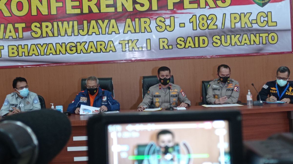 L’équipe DVI Laisse Les Familles Soumettre Des Données Sur Les Passagers Du Sriwijaya Air SJ-182