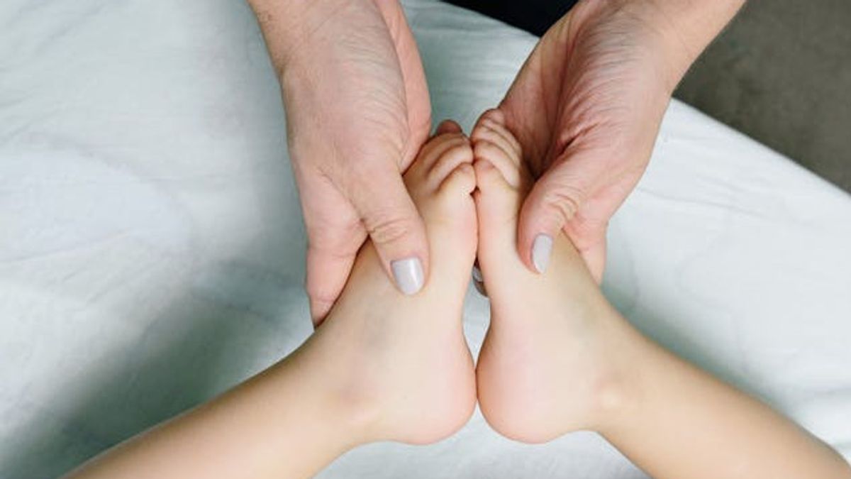 Sering Dilakukan Pasca Lahiran, Bolehkah Bayi Dipijat?