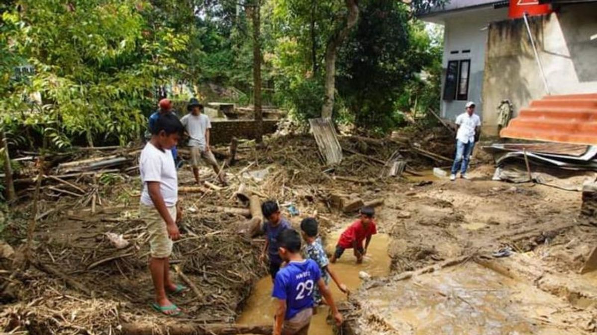 Sous-terre de Sumatra occidental répondant à l’urgence aux inondations aériennes pendant 14 jours