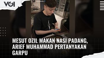 VIDEO: Mesut Ozil Eats Nasi Padang, Arief Muhammad Questions The Fork