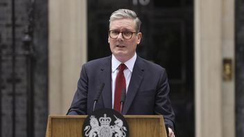 राजनीति पर ध्यान केंद्रित करते हुए, स्टारमर ने जोर दिया कि ब्रिटेन ईरान पर हमले में शामिल नहीं होगा