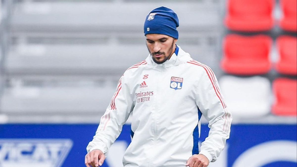 Henrikh Mkhitaryan Leaves For Inter Milan, AS Roma Will Buy Lyon Player Houssem Aouar As A Substitute