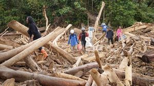 Tim Medis LKC Dompet Dhuafa Susur Sungai Tiga Jam Respons Darurat Tangani Penyintas Sakit