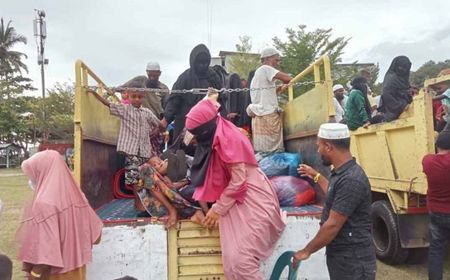 152 Imigran Rohingya Direlokasi ke Alun-alun Tapaktuan Aceh Selatan