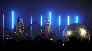Daft Funk Live、ジャカルタの雨の中での没入型ビジュアルコンサートのギャラ