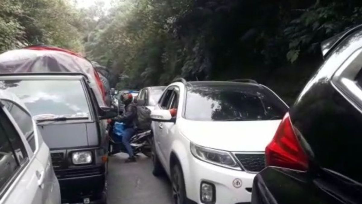 Macet Parah Jalan Garut-Bandung, Kendaraan Mengular dari Kadungora hingga Nagreg