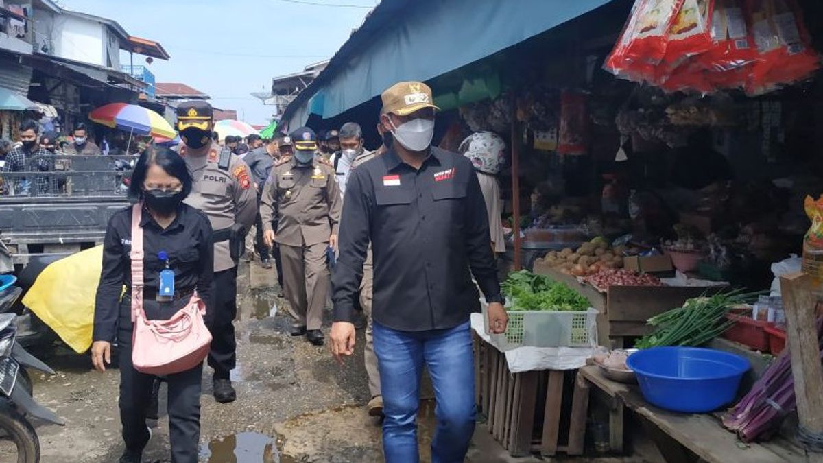 Visiting Traditional Markets, Deputy Regent Of Kapuas Hulu Reminds Traders Not To Take Advantage Of Ramadan Moments 'Playing' Prices