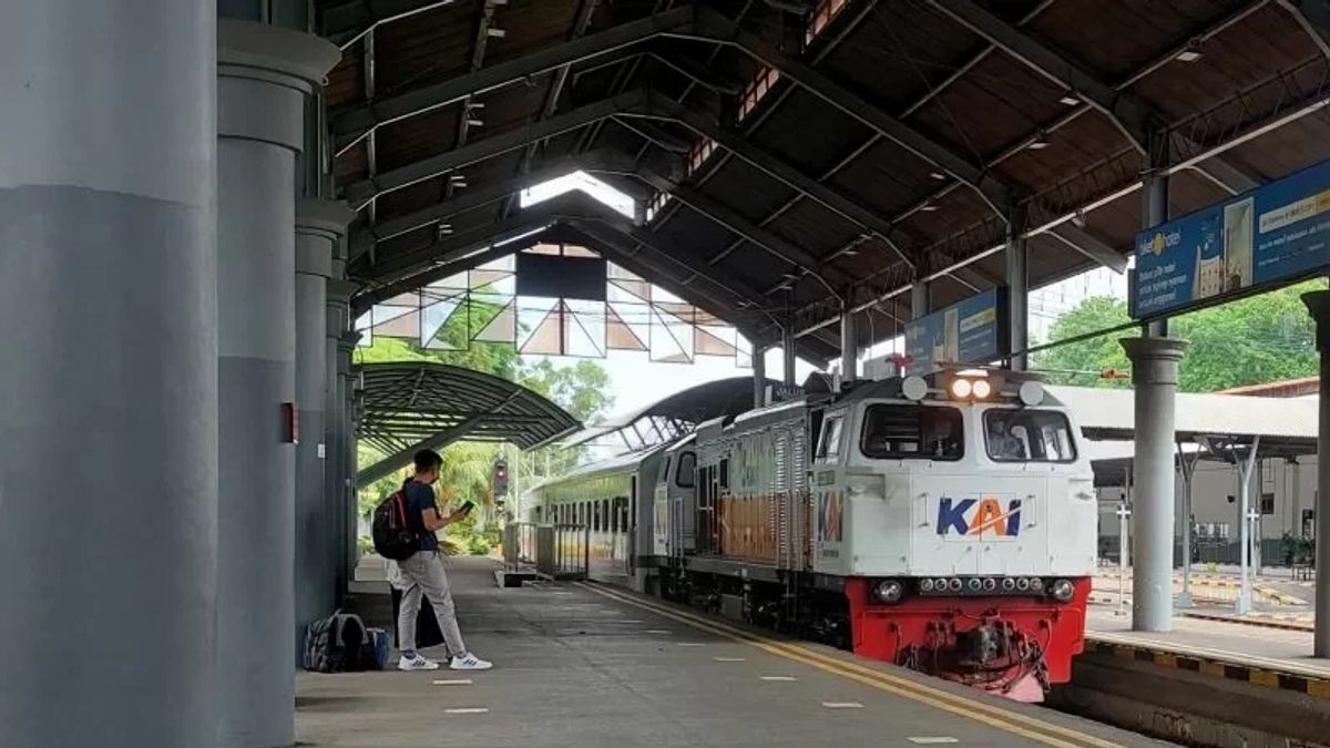 On The Second Day Of Pascalbaran, 42,000 Train Passengers Arrived At Daop 1 Station, Jakarta