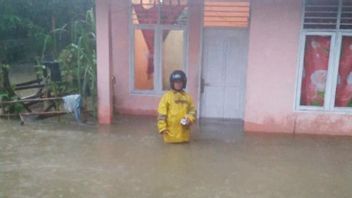 2天大雨，亚齐西缪鲁岛上数十户居民的房屋被洪水淹没