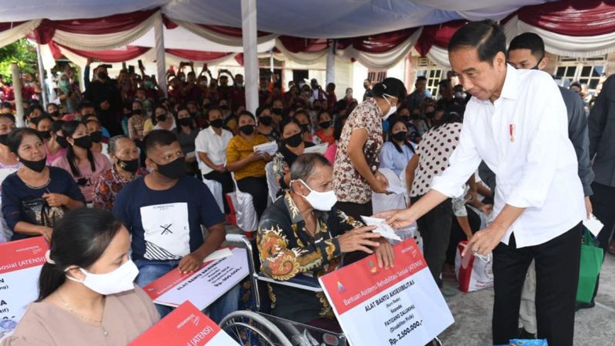 Jokowi Serahkan Bantuan langsung ke Pedagang di Pasar Alasa Nias, Setelahnya Borong Pisang dan Cabai