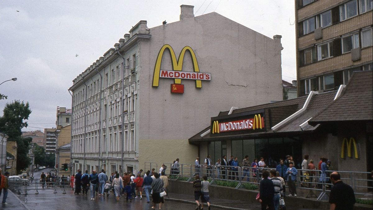 マクドナルド、ポストソビエト時代のアイコンは、モスクワの最初の店を含むロシアのすべてのレストランを閉鎖します