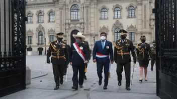 调查前总统卡斯蒂略涉嫌腐败：秘鲁当局突袭前国防部长官邸，逮捕六名将军
