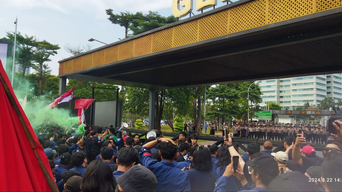 Mahasiswa Berhasil Robohkan Pagar Gerbang Pancasila Gedung DPR MPR RI