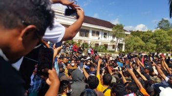 زيادة أسعار التذاكر بمقدار 3.75 مليون روبية إندونيسية في كومودو يزعم أنها تخفف من المصالح الاحتكارية ، عقد سكان غرب مانغاراي عرضا توضيحيا