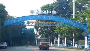 Employees Of PO Bus Palak Passengers At Kampung Rambutan Terminal, Lifting Goods Mode