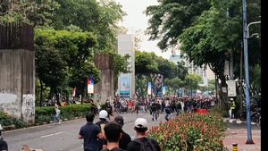 Bentrokan Kembali Pecah di Kawasan DPR, Massa Lempar Molotov ke Polisi