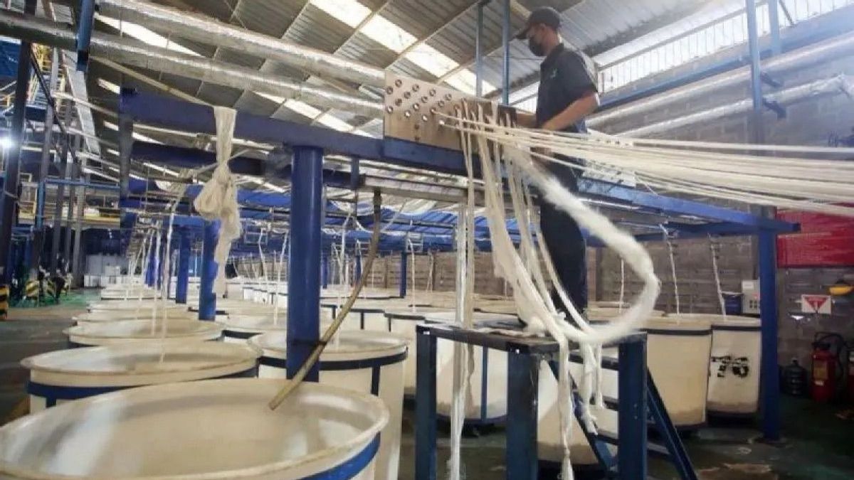 安価な輸入製品のラッシュは、カラワングルンティカールのPOLY繊維工場の原因です