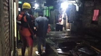 Terpeleset Perbaiki Genteng Saat Hujan Deras, Warga Lampung Hilang Terseret Arus