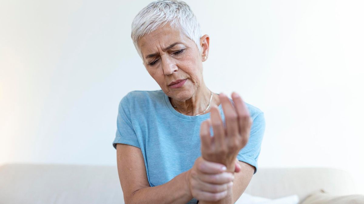 Meretakkan atau Membunyikan Buku Jari Tangan Berisiko Arthritis, Benarkah?