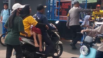 تفتيش الشرطة قميص MBG بعد تسميم 20 طالبا في SDN 01 Gedong Jaktim