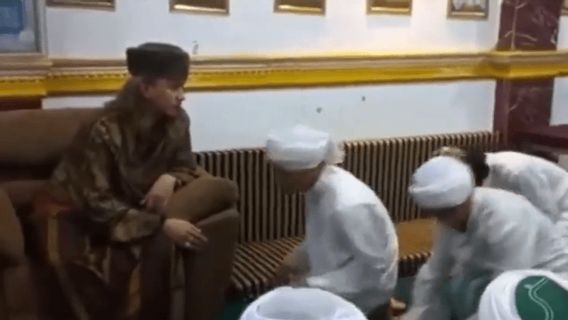 Bahar Smith Viral Lagi! Pengikutnya Rela Sujud dan Mencium Kaki, Abu Janda Kesal: Mental <i>Inlander</i>