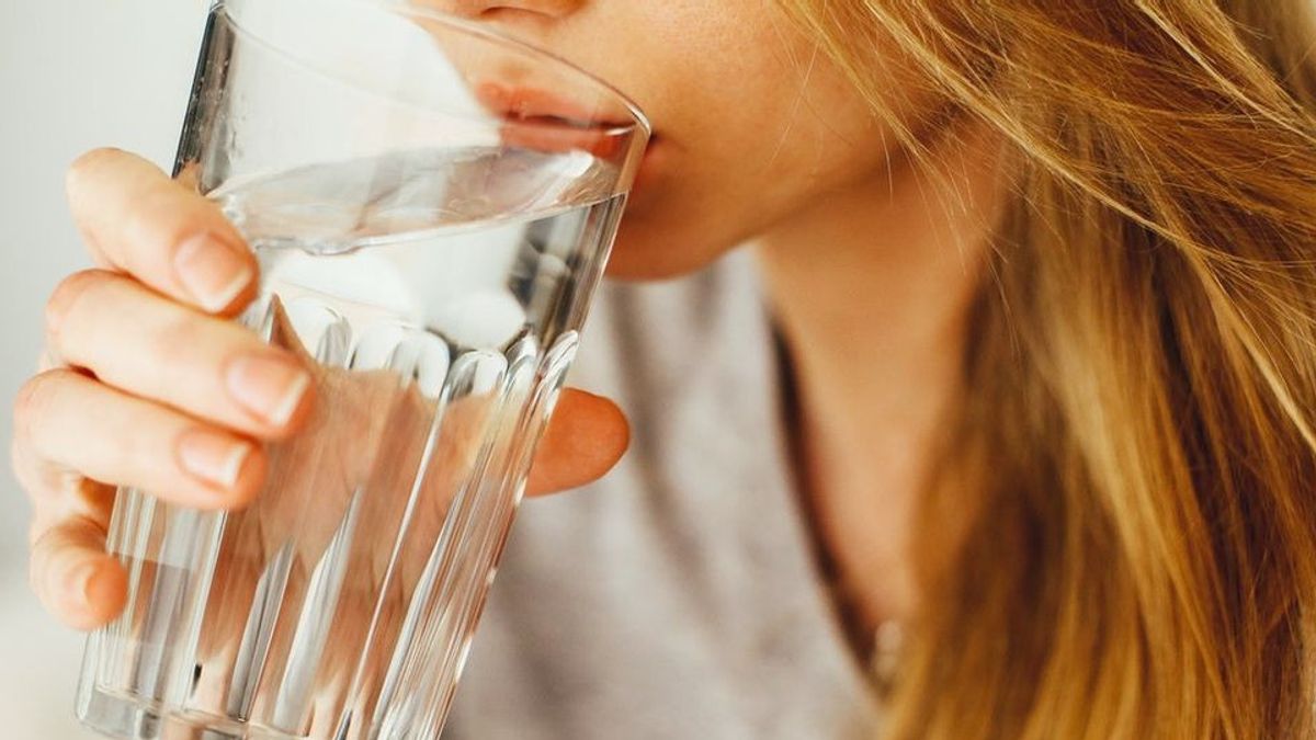 6 Manfaat Rutin Minum Air panas yang Perlu Anda Tahu