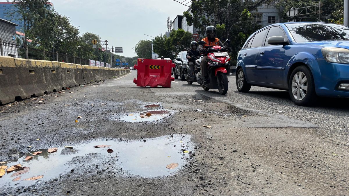 Dampak Hujan, Banyak Jalan Rusak di Jakarta Pusat, Bahaya Bagi Pengendara