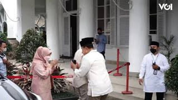 视频：Ridwan Kamil打开大门，嘉宾们前来表达对Eril的哀悼