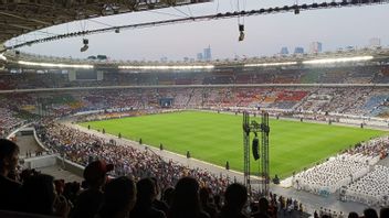 عشرات الآلاف من المصلين لحضور قداس البابا فرنسيس المقدس في GBK ، عشب الملعب الدائم الذي لم يتم قطعه