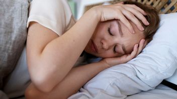 5 Cara Tidur Nyenyak Saat <i>Overthinking</i> Menurut Pakar