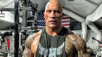 Dwayne Johnson Bocorkan Kostum Noir Adam