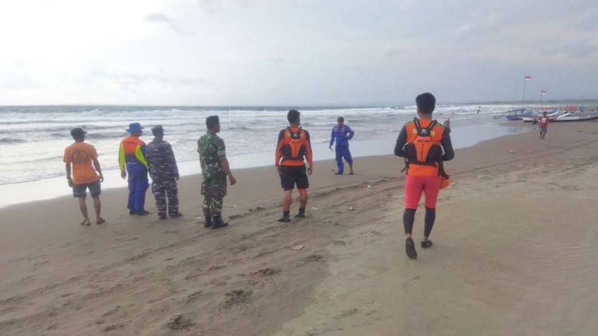 搜救队扩大搜寻被庞岸达兰海浪拖拽的失踪学生
