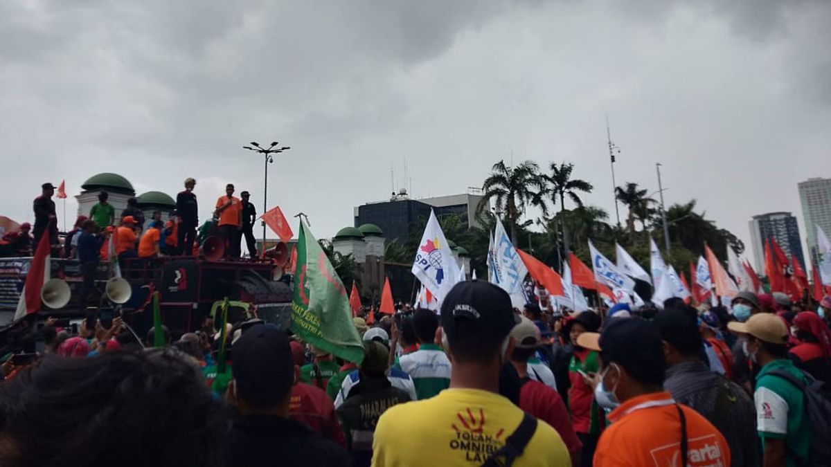 Des Centaines De Travailleurs Manifestent La Loi Ciptaker Devant La Chambre Des Représentants, KSPI: Non Seulement à Jakarta, Mais Simultanément Dans 34 Provinces 