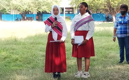 Bertemu Bupati Korinus Masneno, Siswi SD di Kupang Mengeluh Soal Jalan Rusak dan Kurangnya Guru