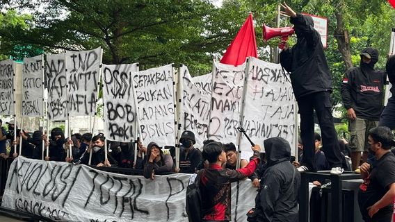 Ultras Garuda Demo Gembok PSSI Office