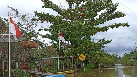 A Number Of Villages In 5 Sub-districts Of Kapuas Hulu, West Kalimantan, Were Submerged By Floods, The Water Level Was Around 1 Meter