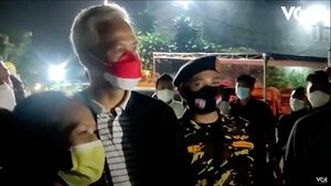 VIDEO: Kedatangan Ganjar Pranowo Disambut Pelayat Sabam Sirait