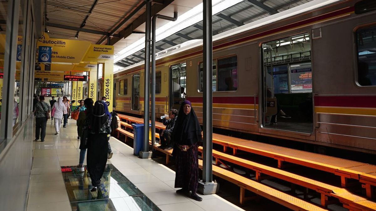 There Is A Dilemma Of Stopping KRL Jabodetabek During The COVID-19 Pandemic