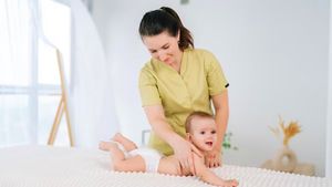 Manfaat dan Cara Aman Menggunakan Essential Oil untuk Perawatan Bayi