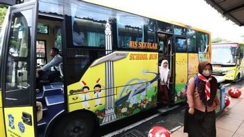 事故のリスクを回避し、スラバヤ市は無料のスクールバスを提供しています