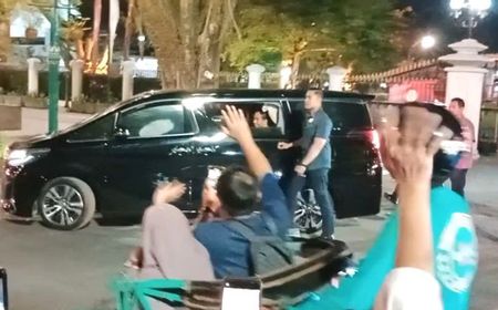 Jokowi Bagikan Kaus untuk Wisatawan di Malioboro