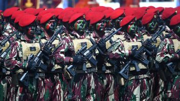 Presiden Prabowo Beri Penghormatan kepada Prajurit saat Defile Militer Akhiri Gelar Pasukan 