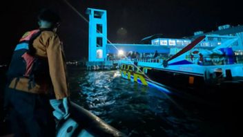 在卡里门海域从快艇上坠落的Ationg，SAR小组进行搜索行动 