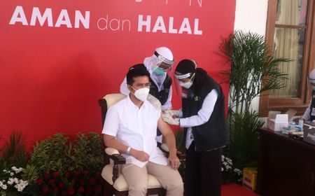 Wagub Emil Dardak Jadi Orang Pertama Disuntik Vaksin COVID-19 di Jatim