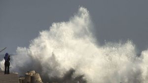 Waspada, BMKG Prakirakan Tinggi Gelombang di Laut Selatan DIY Bisa Capai 6 meter