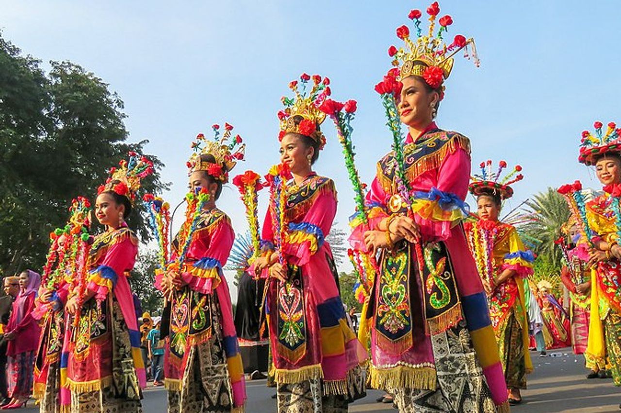 ベタウィダンスでヌサンタラダンス運動の様々な特徴を見る