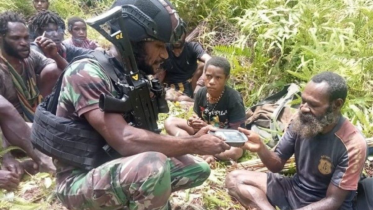 Avoiding KKB Papua Terror, 52 Koroptak Residents Walk 4 Days Nggusi To Kenyam Nduga