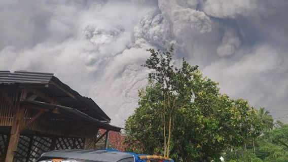 Abu Erupsi Gunung Semeru Sampai ke Malang